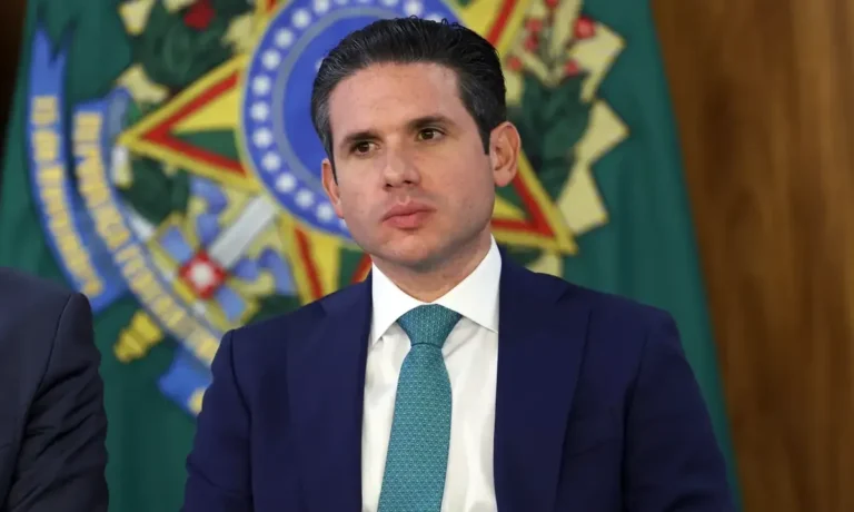 Debate político em sala de imprensa na Paraíba com foco em negociações.