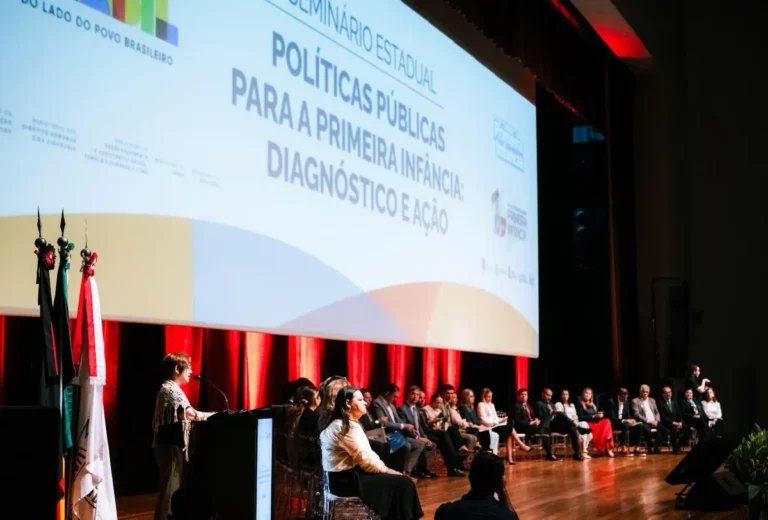 Participantes atentos no seminário estadual "Políticas Públicas para a Primeira Infância: Diagnóstico e Ação" em João Pessoa.
