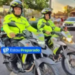Pessoas diversas olhando para um aviso de concurso público e plano de carreira em Campina Grande, simbolizando novas oportunidades no serviço público.