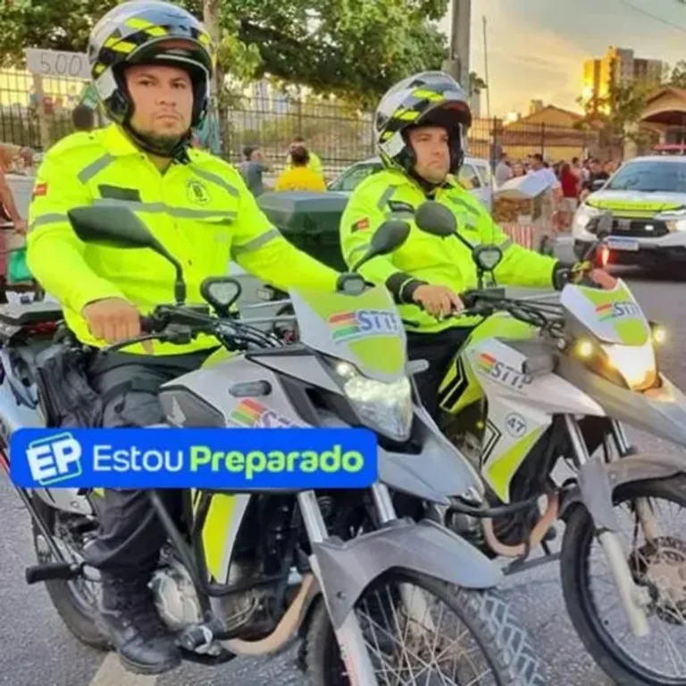 Pessoas diversas olhando para um aviso de concurso público e plano de carreira em Campina Grande, simbolizando novas oportunidades no serviço público.