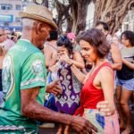 Sanfoneiro Joab Dantas tocando forró no Sabadinho Bom na Praça Rio Branco, João Pessoa, com público animado