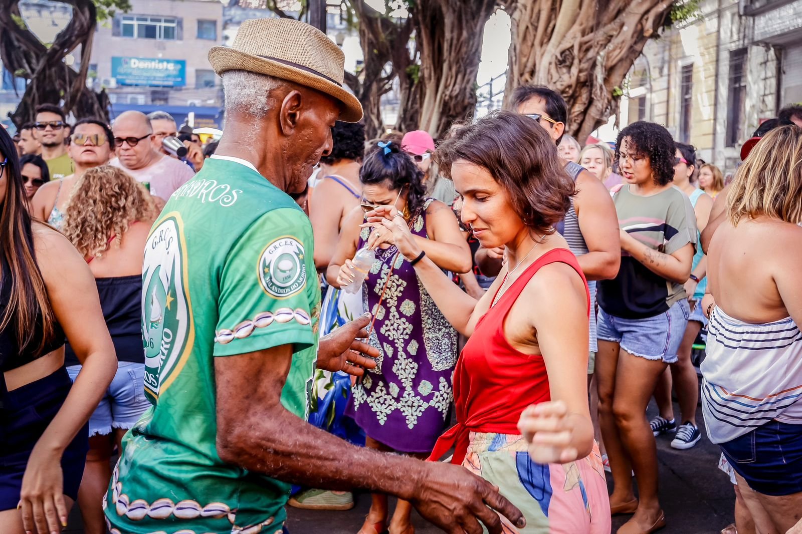Sanfoneiro Joab Dantas tocando forró no Sabadinho Bom na Praça Rio Branco, João Pessoa, com público animado