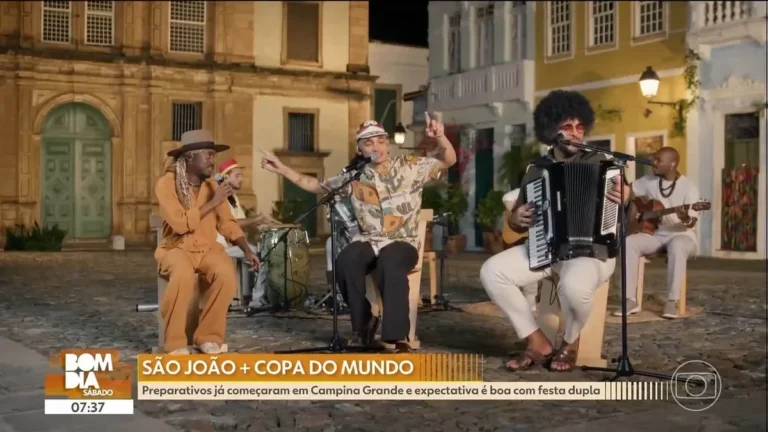 Milhões de pessoas celebram o São João no Parque do Povo em Campina Grande, com bandeirolas coloridas e intensa atividade econômica.