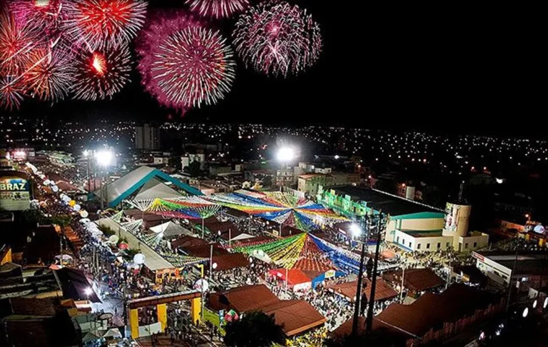 Vista aérea do Parque do Povo em Campina Grande durante o São João, com barracas, decorações e grande público, simbolizando a movimentação econômica da festa.