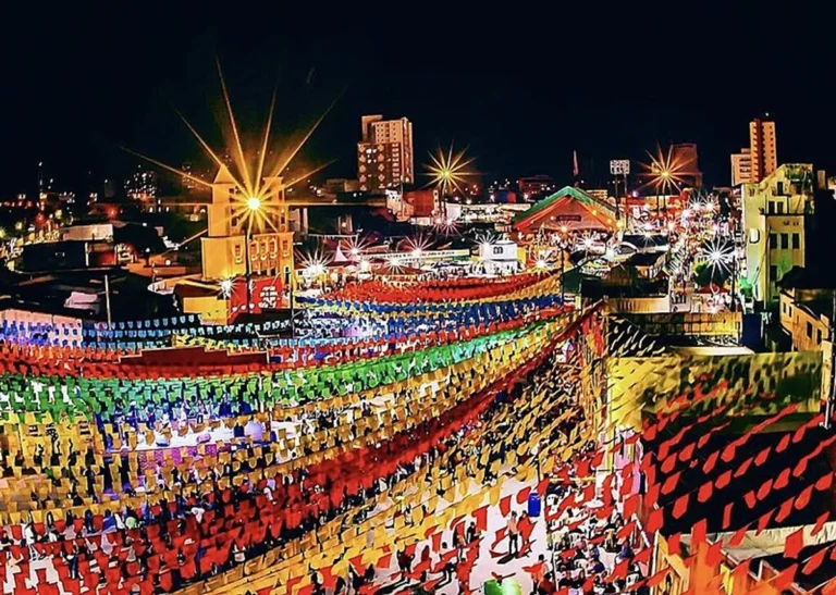 Multidão celebra no Parque do Povo durante o São João de Campina Grande