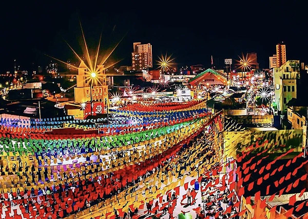 Multidão celebra no Parque do Povo durante o São João de Campina Grande
