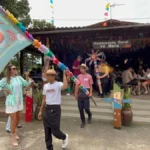 Multidão celebra o São João na Paraíba com danças e comidas típicas.
