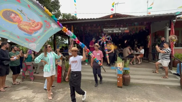 Multidão celebra o São João na Paraíba com danças e comidas típicas.