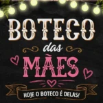Praça de eventos de São João do Tigre decorada para o 'Boteco das Mães', com pessoas celebrando.