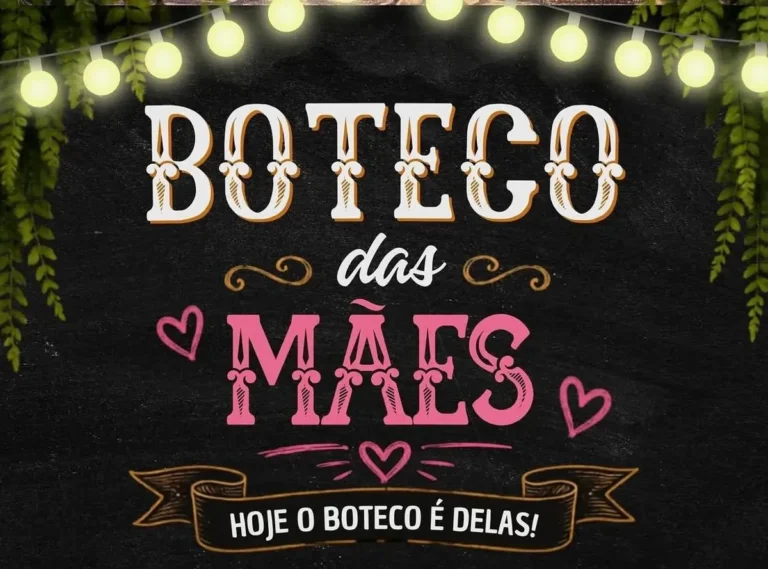 Praça de eventos de São João do Tigre decorada para o 'Boteco das Mães', com pessoas celebrando.