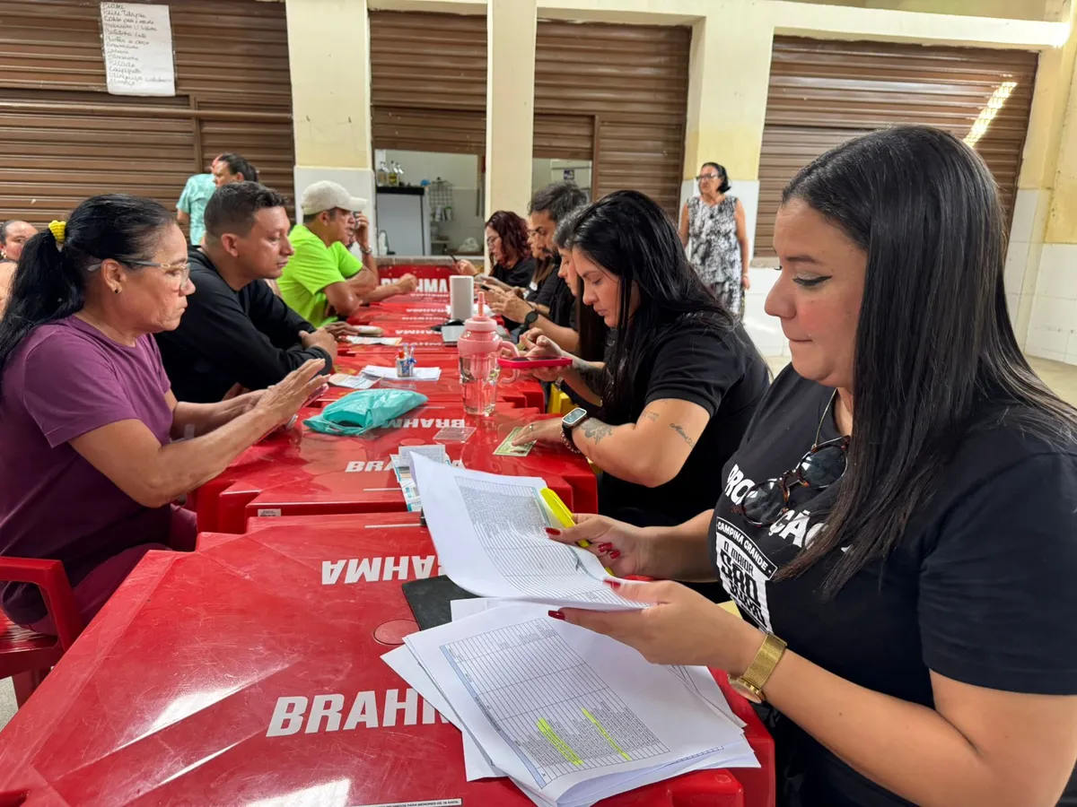 Comerciantes locais atualizando cadastros no mercado público de Galante para o São João 2026