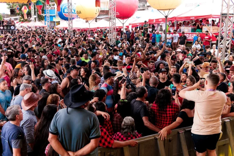 Palco de São João vibrante com multidão em festa em Galante, Campina Grande