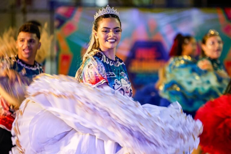 Abertura do São João Multicultural 2026 com apresentações de quadrilhas juninas e grupo de xaxado no bairro José Américo, João Pessoa.