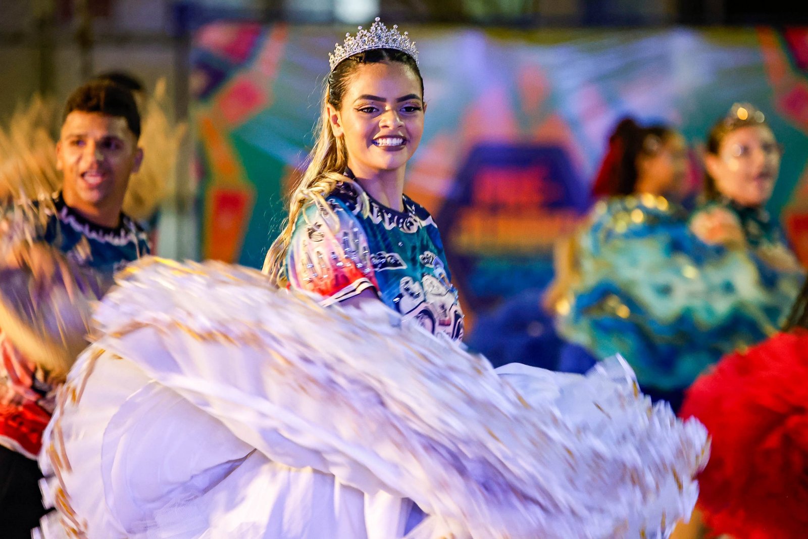 Abertura do São João Multicultural 2026 com apresentações de quadrilhas juninas e grupo de xaxado no bairro José Américo, João Pessoa.