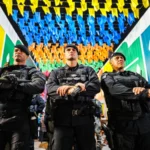 Policiais reforçam a segurança em festa de São João na Paraíba, com câmeras de monitoramento em destaque.