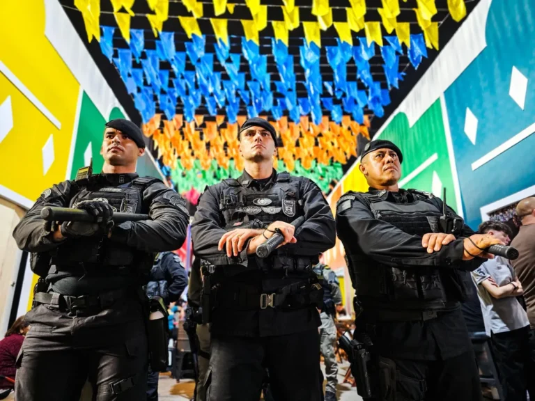 Policiais reforçam a segurança em festa de São João na Paraíba, com câmeras de monitoramento em destaque.