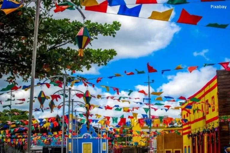 Palco de festival de São João à noite em Patos, com público e estrutura de segurança visível.