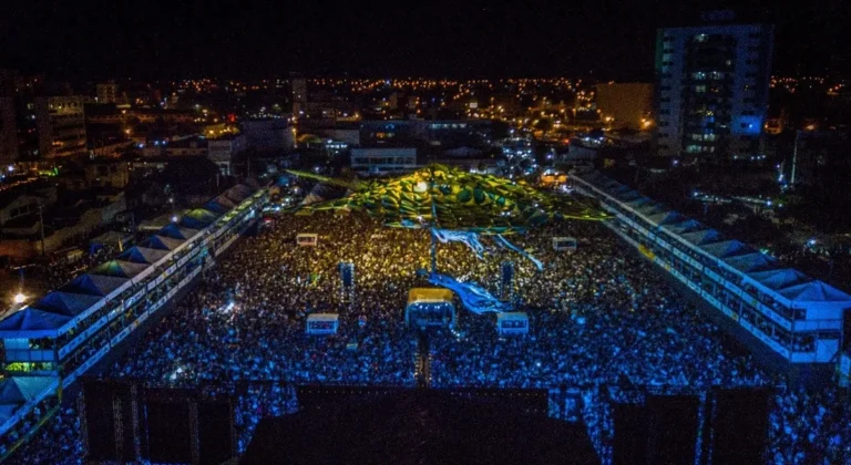 Vista aérea do Terreiro do Forró em Patos durante o São João, com palco iluminado, grande público e estruturas de barracas organizadas, sob o compromisso do TAC.