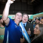 Deputado Sargento Neto analisando resultados de pesquisa eleitoral em seu gabinete