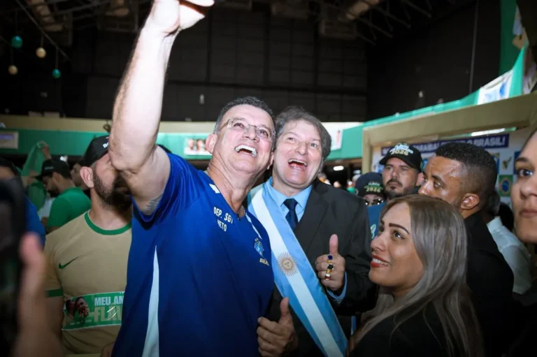 Deputado Sargento Neto analisando resultados de pesquisa eleitoral em seu gabinete