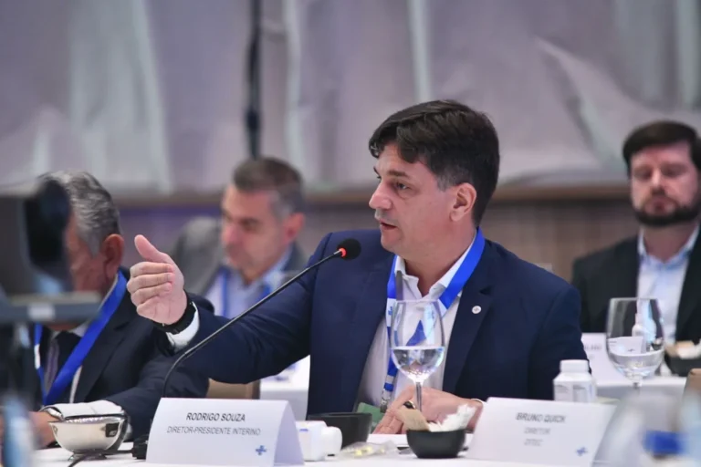 Presidente do Sebrae Nacional, Rodrigo Soares, discursa em encontro de lideranças municipais na Paraíba.