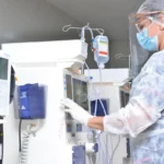 Centro de hemodiálise com pacientes em tratamento