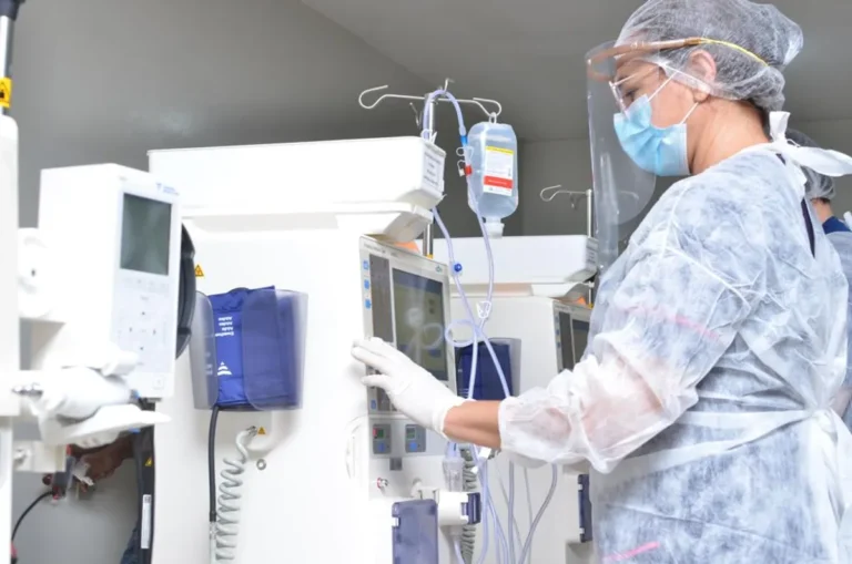 Centro de hemodiálise com pacientes em tratamento
