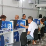 Pessoas com currículos aguardando atendimento em um posto do Sine-PB