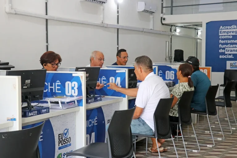 Pessoas com currículos aguardando atendimento em um posto do Sine-PB