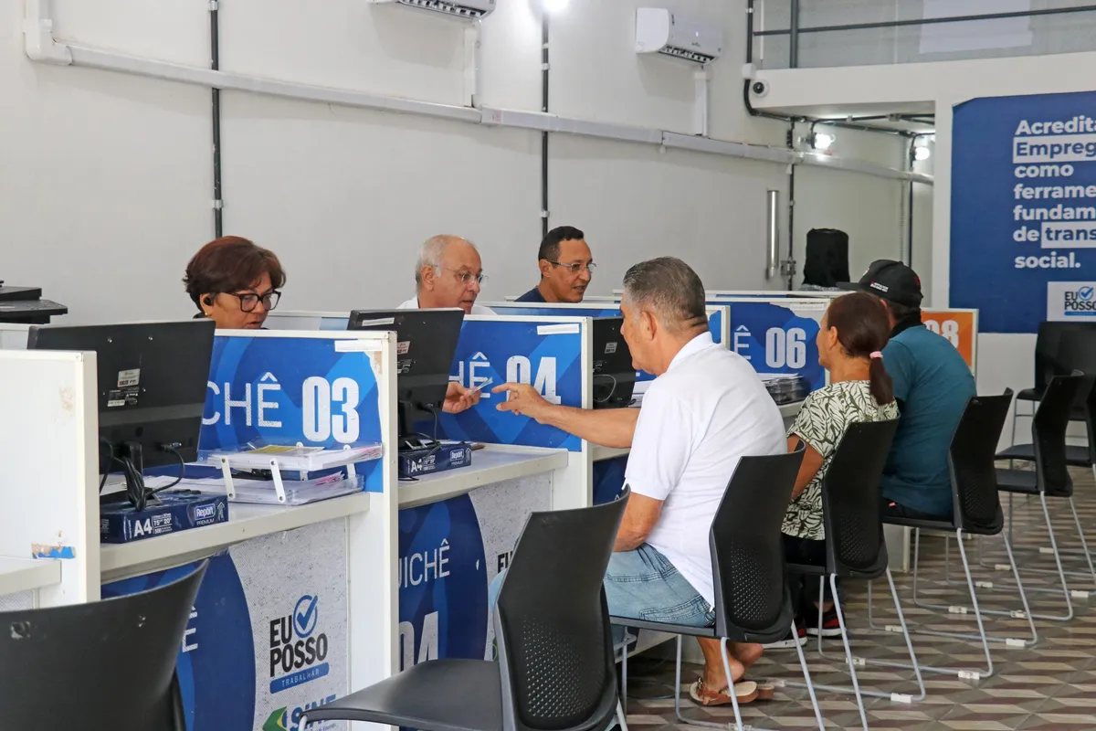 Pessoas com currículos aguardando atendimento em um posto do Sine-PB