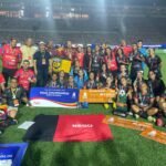 Atletas jovens em campo durante a Taça das Favelas Paraíba 2026 em João Pessoa, com torcedores ao fundo.