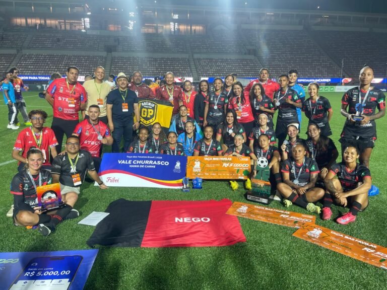 Atletas jovens em campo durante a Taça das Favelas Paraíba 2026 em João Pessoa, com torcedores ao fundo.