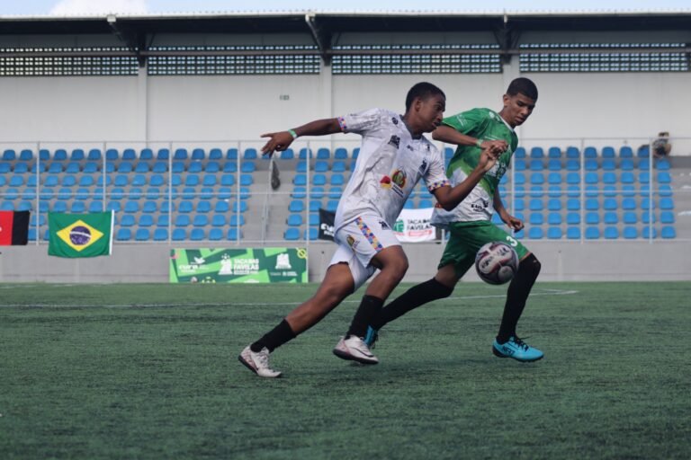 Jogadores da Taça das Favelas Paraíba 2026 em ação em um campo de futebol.