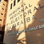 Martelo de juiz sobre documentos em um tribunal, simbolizando uma decisão judicial.