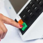 Servidores da Justiça Eleitoral de vários estados trabalhando em computadores durante o teste dos sistemas de candidaturas para as eleições de 2026 no TRE-PB.