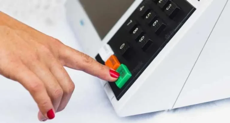 Servidores da Justiça Eleitoral de vários estados trabalhando em computadores durante o teste dos sistemas de candidaturas para as eleições de 2026 no TRE-PB.