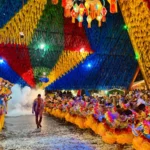 Quadrilha junina performando em Campina Grande durante o São João, com trajes coloridos e iluminação festiva.