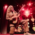 Humberto Gessinger no palco em show, com a multidão ao fundo, durante um evento cultural na Paraíba