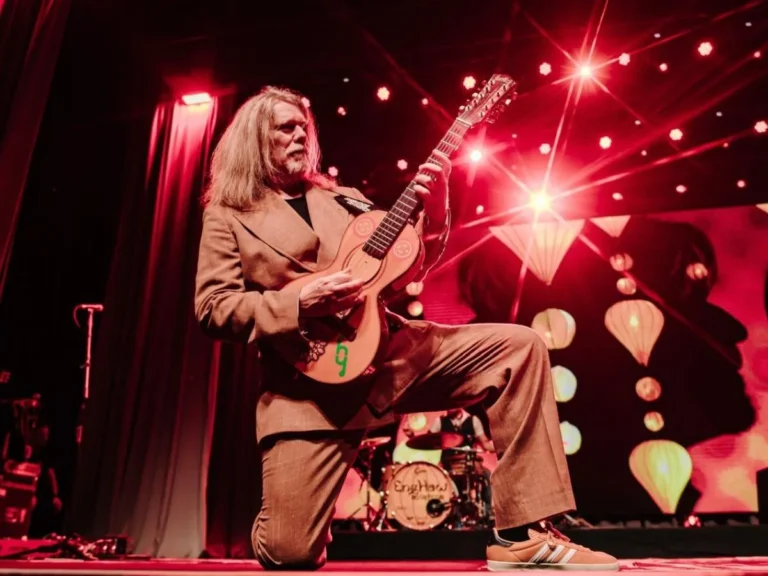 Humberto Gessinger no palco em show, com a multidão ao fundo, durante um evento cultural na Paraíba