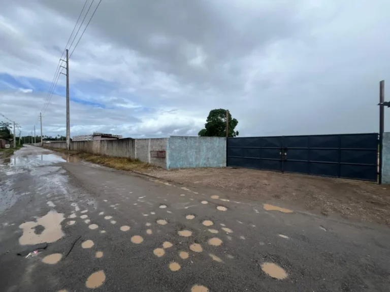 Cena de crime em canteiro de obras em João Pessoa com presença policial