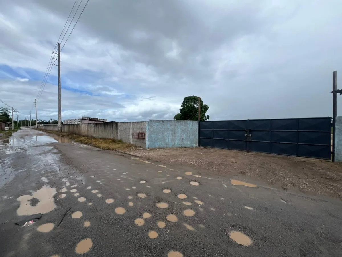 Cena de crime em canteiro de obras em João Pessoa com presença policial
