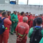 Trabalhadores da limpeza urbana de João Pessoa celebram a redução da jornada de trabalho.