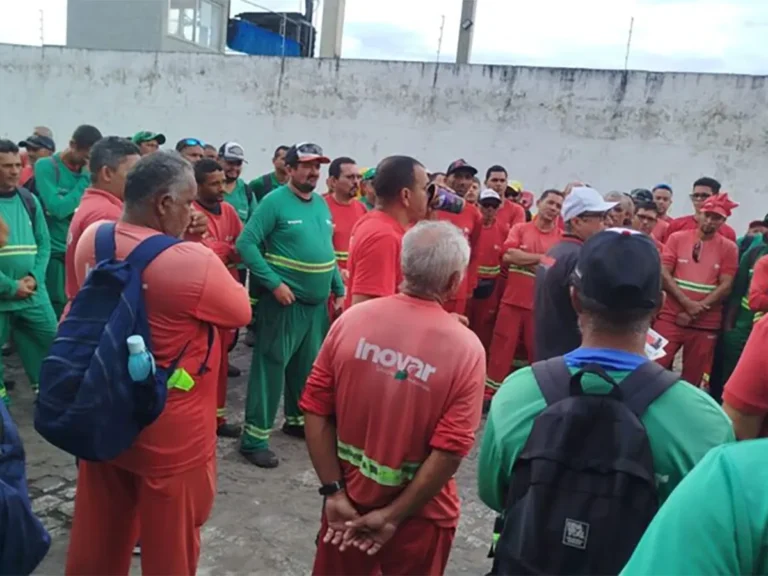Trabalhadores da limpeza urbana de João Pessoa celebram a redução da jornada de trabalho.