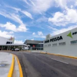 Terminal do Aeroporto de Campina Grande com um avião em movimento