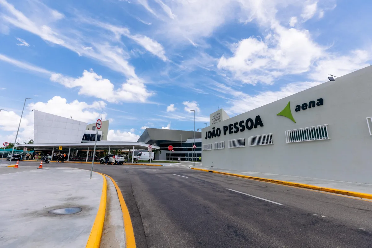 Terminal do Aeroporto de Campina Grande com um avião em movimento