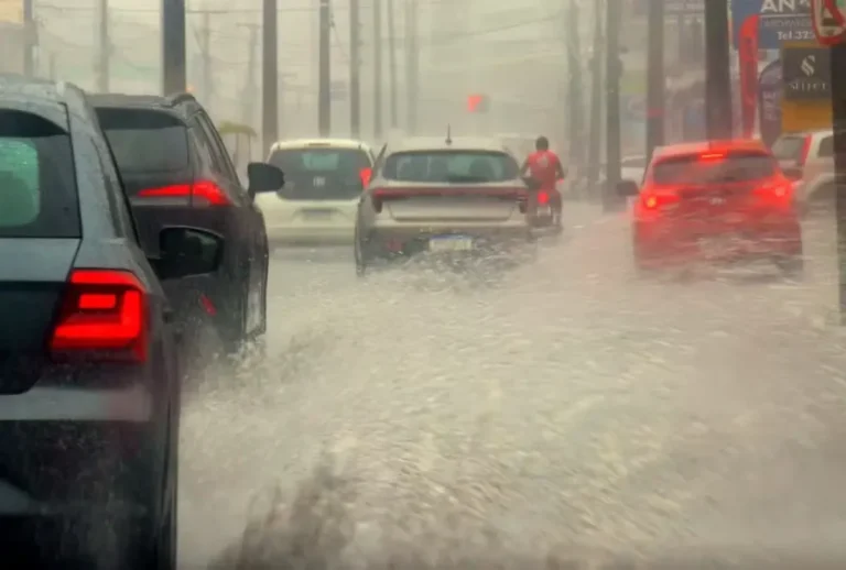 Céu nublado e escuro sobre João Pessoa com os primeiros sinais de chuva intensa, indicando alerta meteorológico.