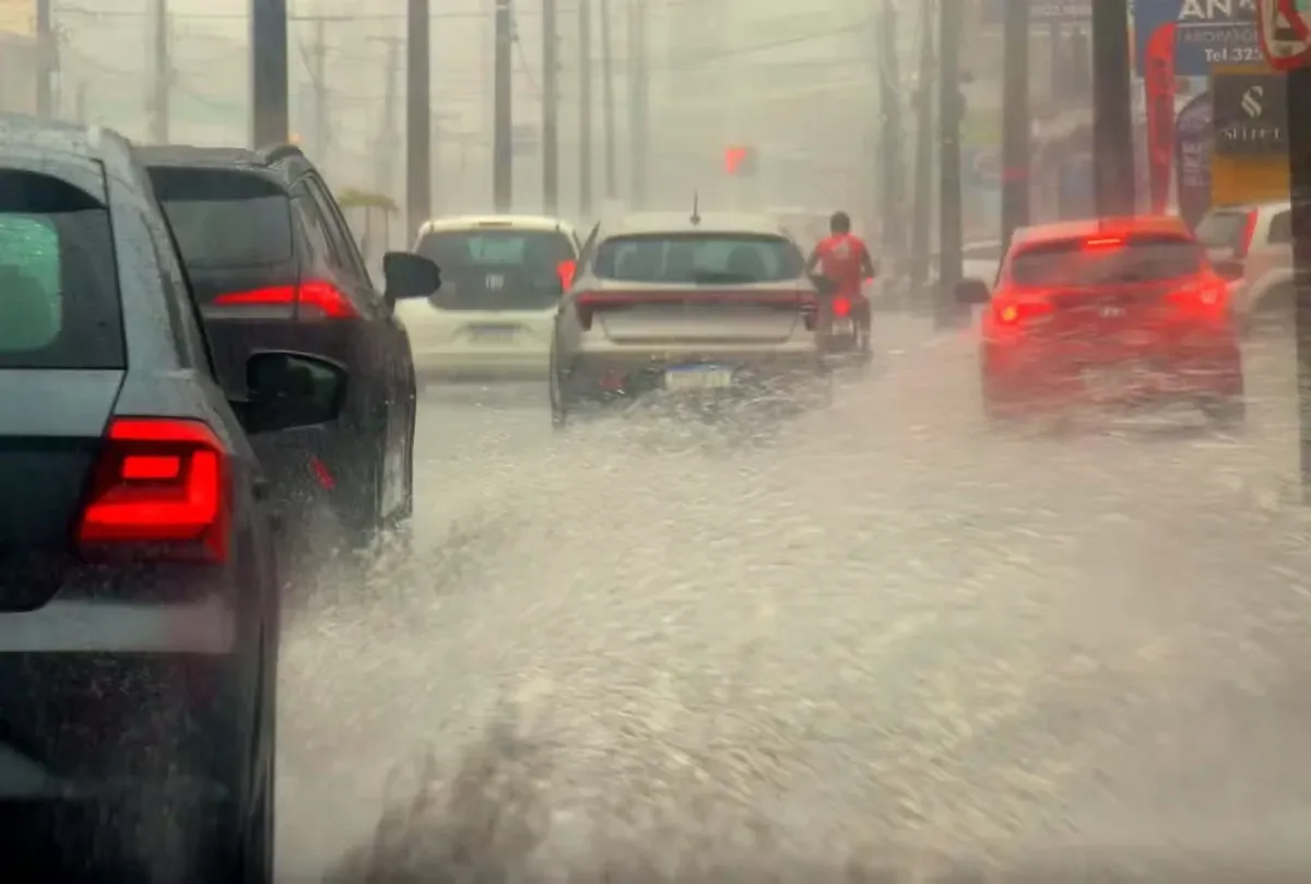 Céu nublado e escuro sobre João Pessoa com os primeiros sinais de chuva intensa, indicando alerta meteorológico.