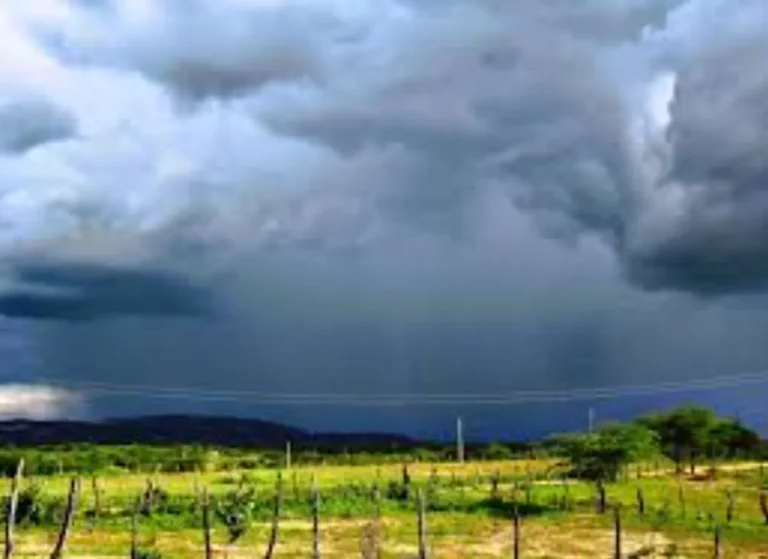 Céu de João Pessoa com nuvens de tempestade e chuva intensa.