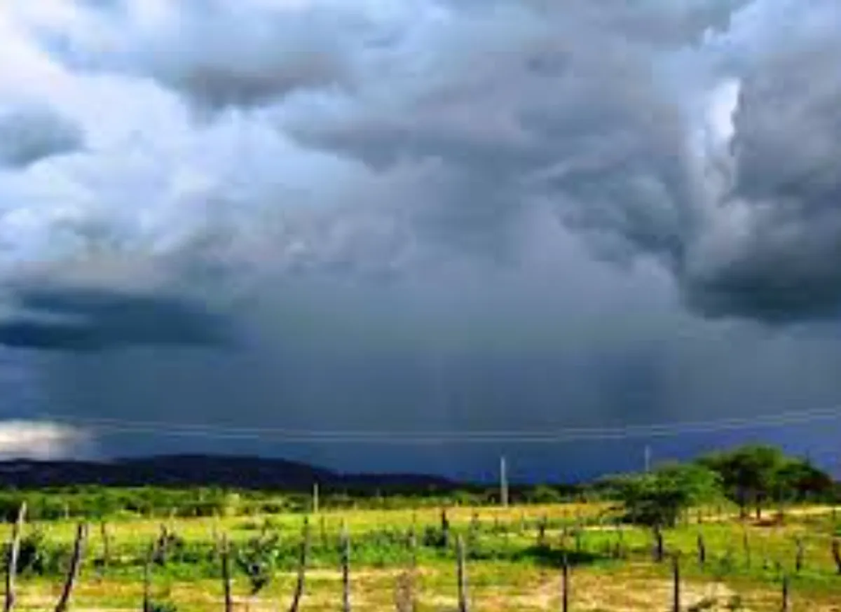 Céu de João Pessoa com nuvens de tempestade e chuva intensa.