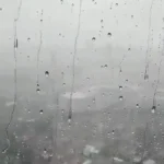 Ruas de João Pessoa alagadas durante tempestade com risco de enxurradas.